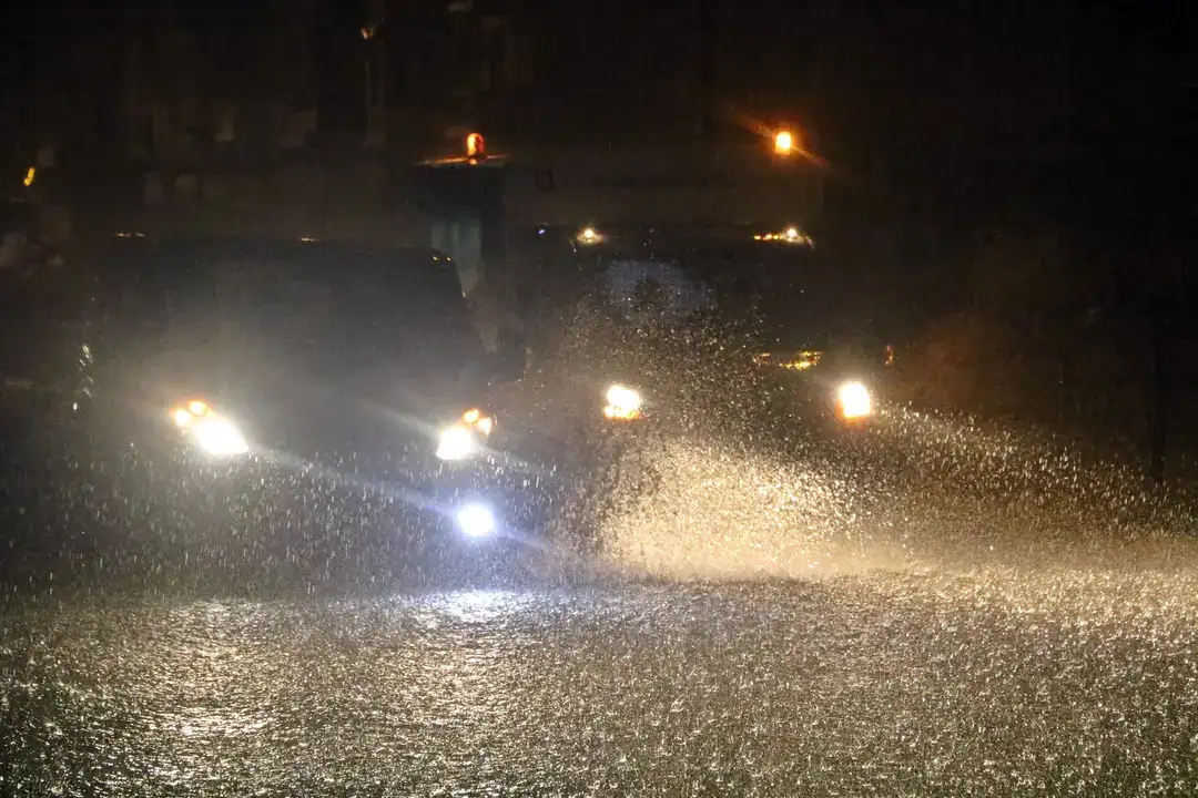 Araçlar Mahsur Kaldı, Vatandaş Duraklara Sığındı 13